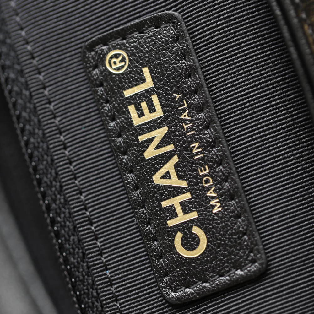 高仿Chanel*24P系列AS4743夾層郵差包黑色免檢版