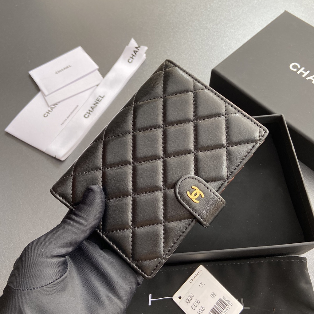 高仿Chanel*24P系列AP3825護照夾小羊皮黑色金扣免檢版