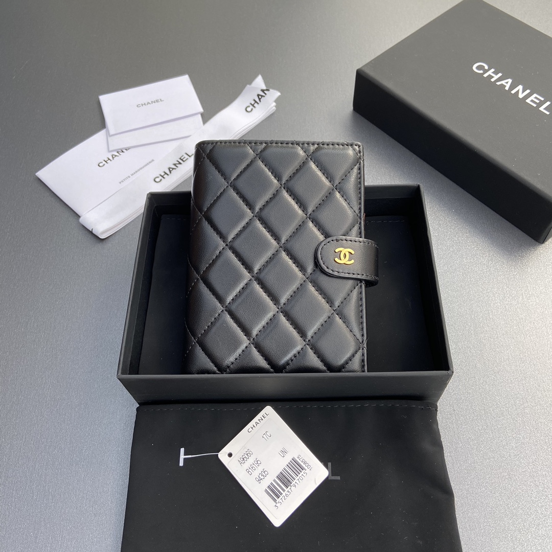 高仿Chanel*24P系列AP3825護照夾小羊皮黑色金扣免檢版