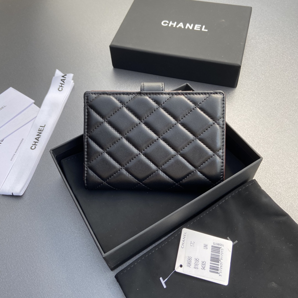 高仿Chanel*24P系列AP3825護照夾小羊皮黑色金扣免檢版