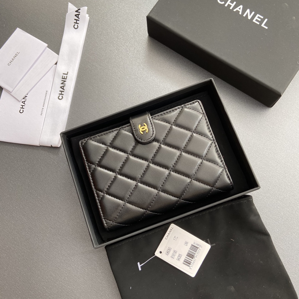 高仿Chanel*24P系列AP3825護照夾小羊皮黑色金扣免檢版