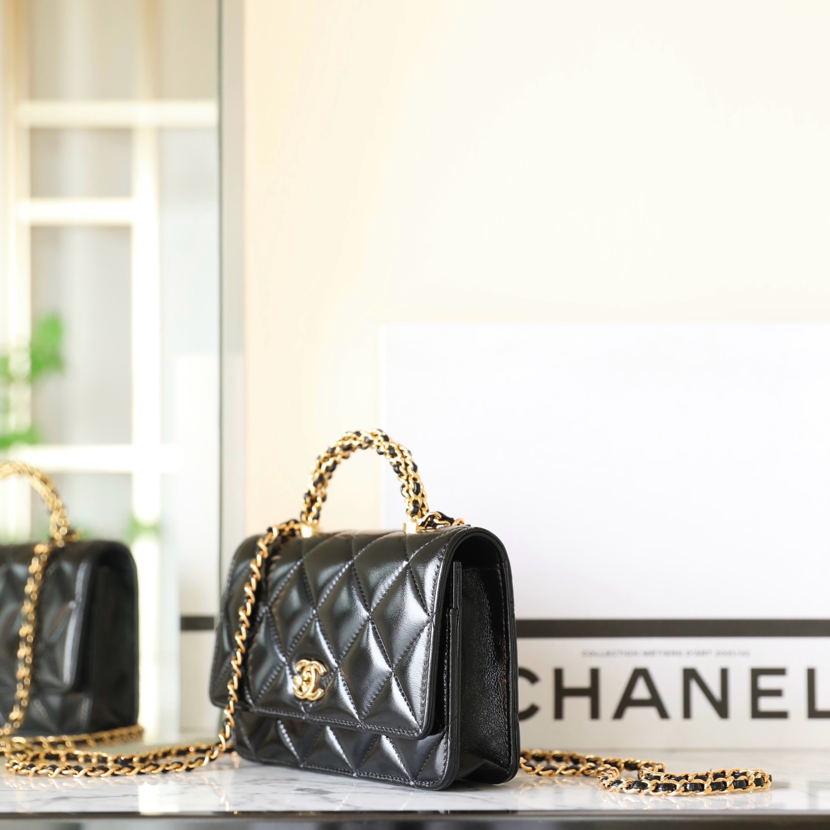 高仿Chanel*24B系列AS4166小羊皮郵差包黑色免檢版