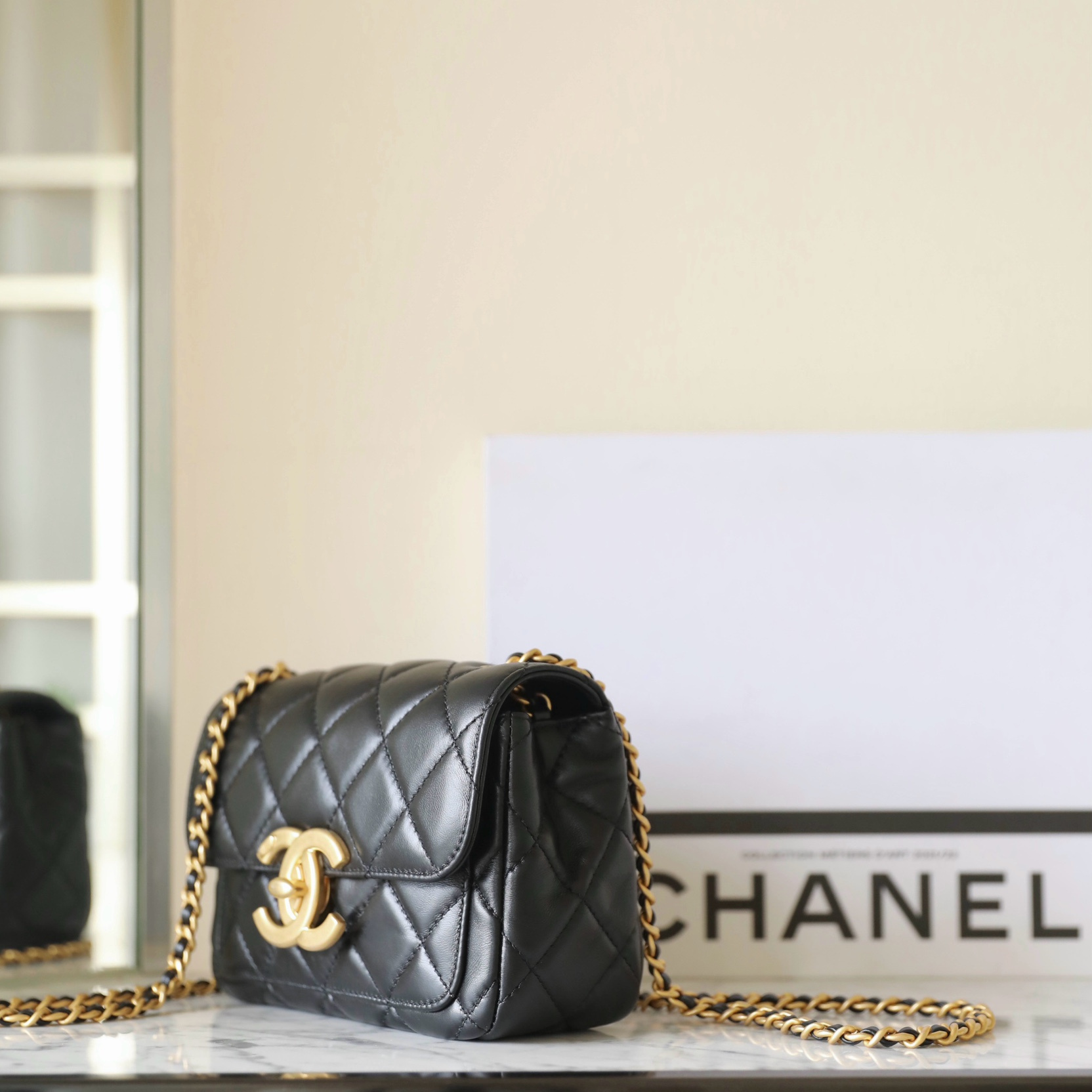 高仿Chanel*24B系列AS5026小羊皮口蓋包黑色免檢版
