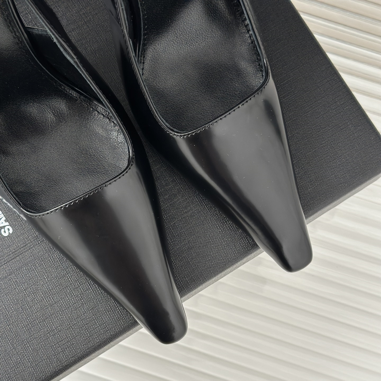高仿YSL*24SS系列763421A秀款高踭尖頭涼鞋黑金免檢版