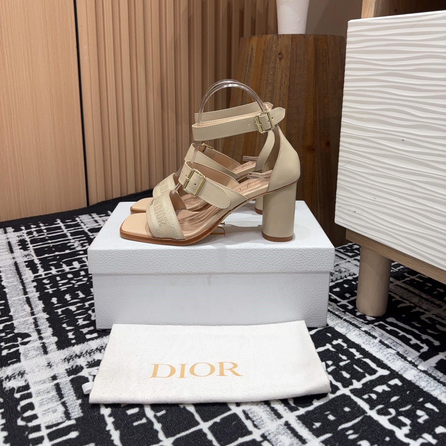 高仿Dior*Dway3系列KDO183高跟刺繡涼鞋膚色免檢版
