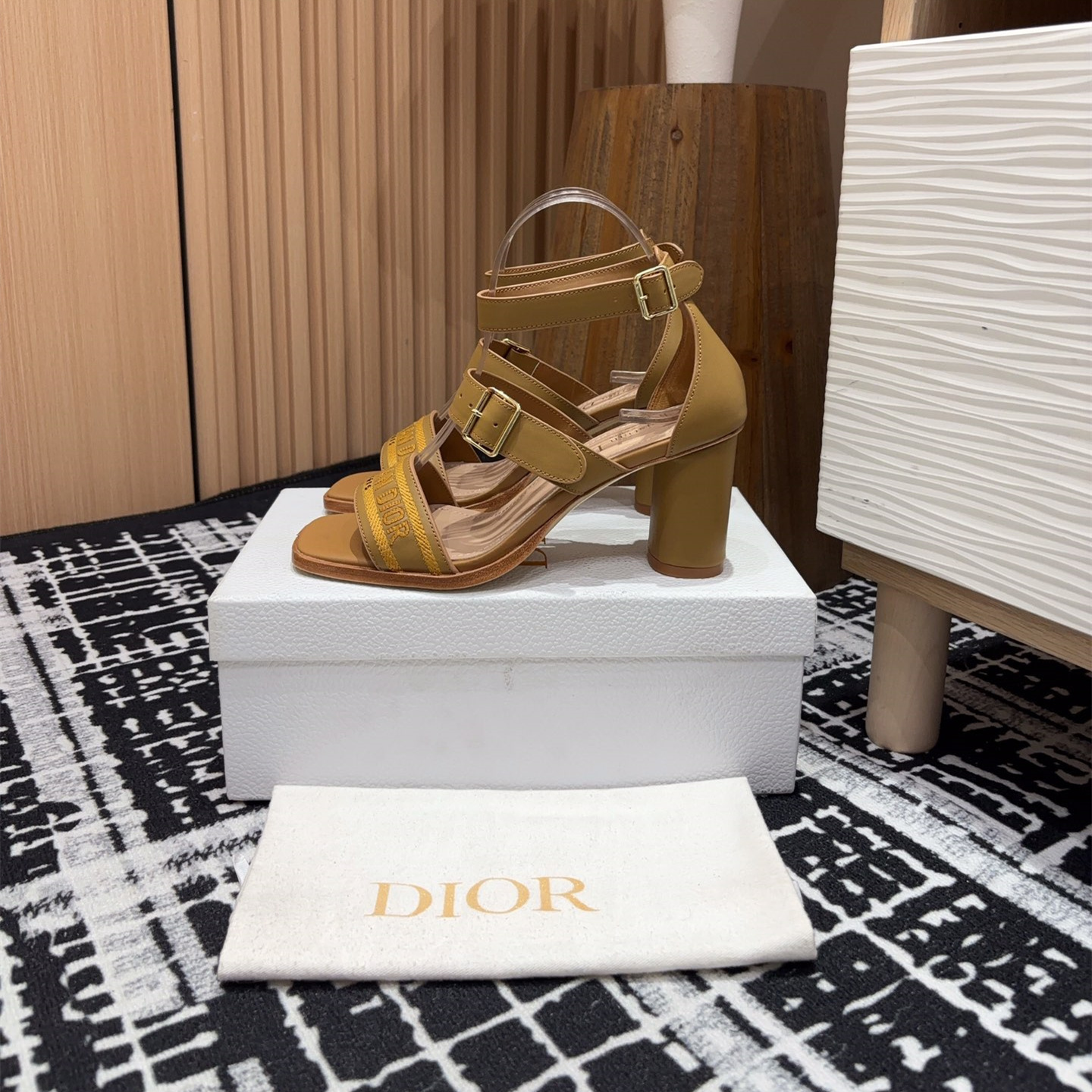 高仿Dior*Dway3系列KDO184高跟刺繡涼鞋棕色免檢版
