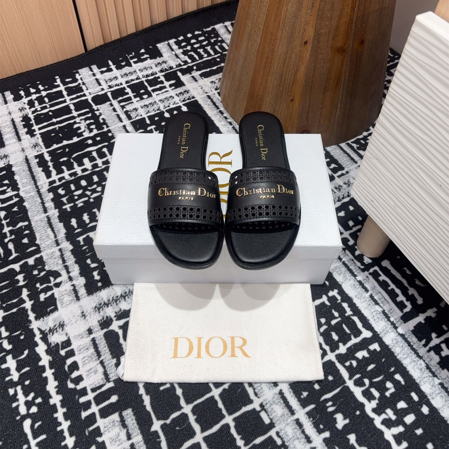 高仿Dior*D-Lane系列KCO155圓頭套腳一字拖鞋黑色免檢版