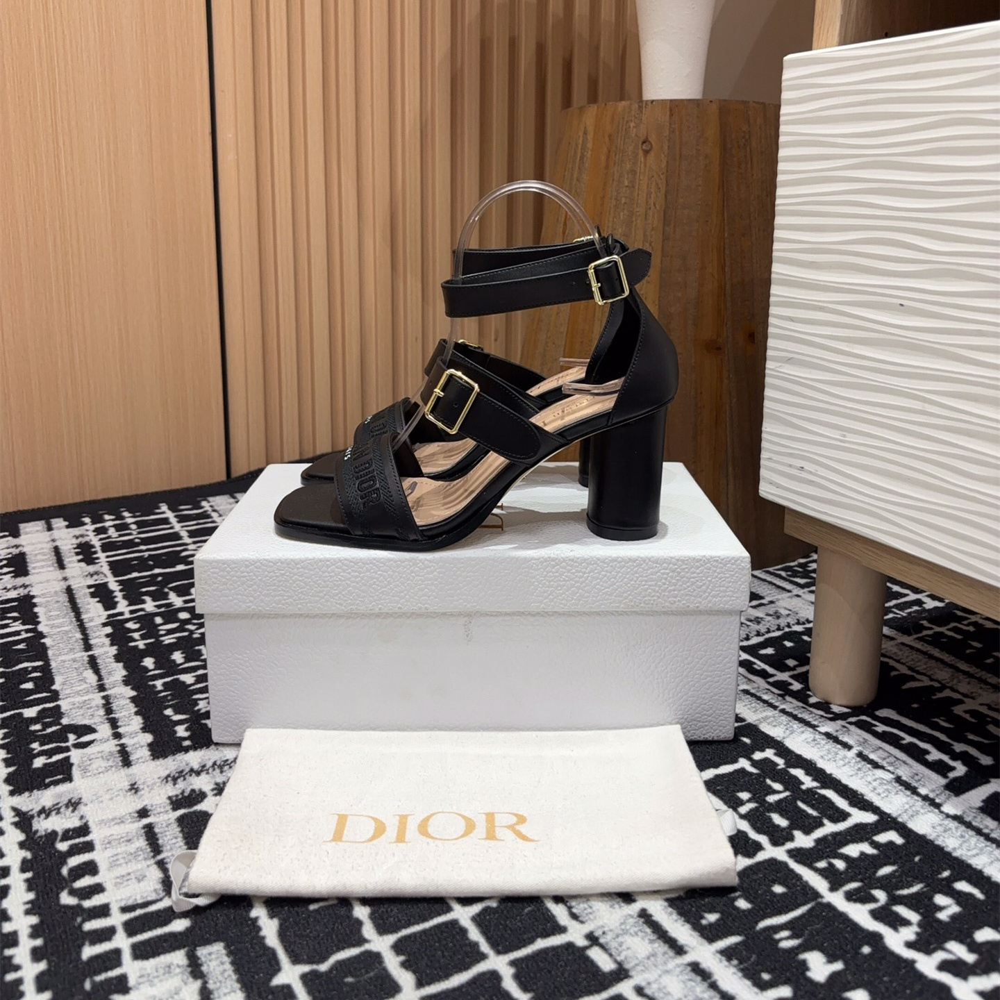高仿Dior*Dway3系列KDO191高跟刺繡涼鞋黑色免檢版