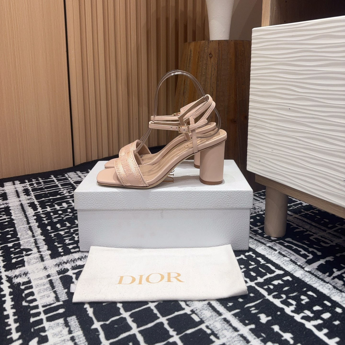 高仿Dior*Dway系列KDQ895一字高跟刺繡涼鞋裸色免檢版