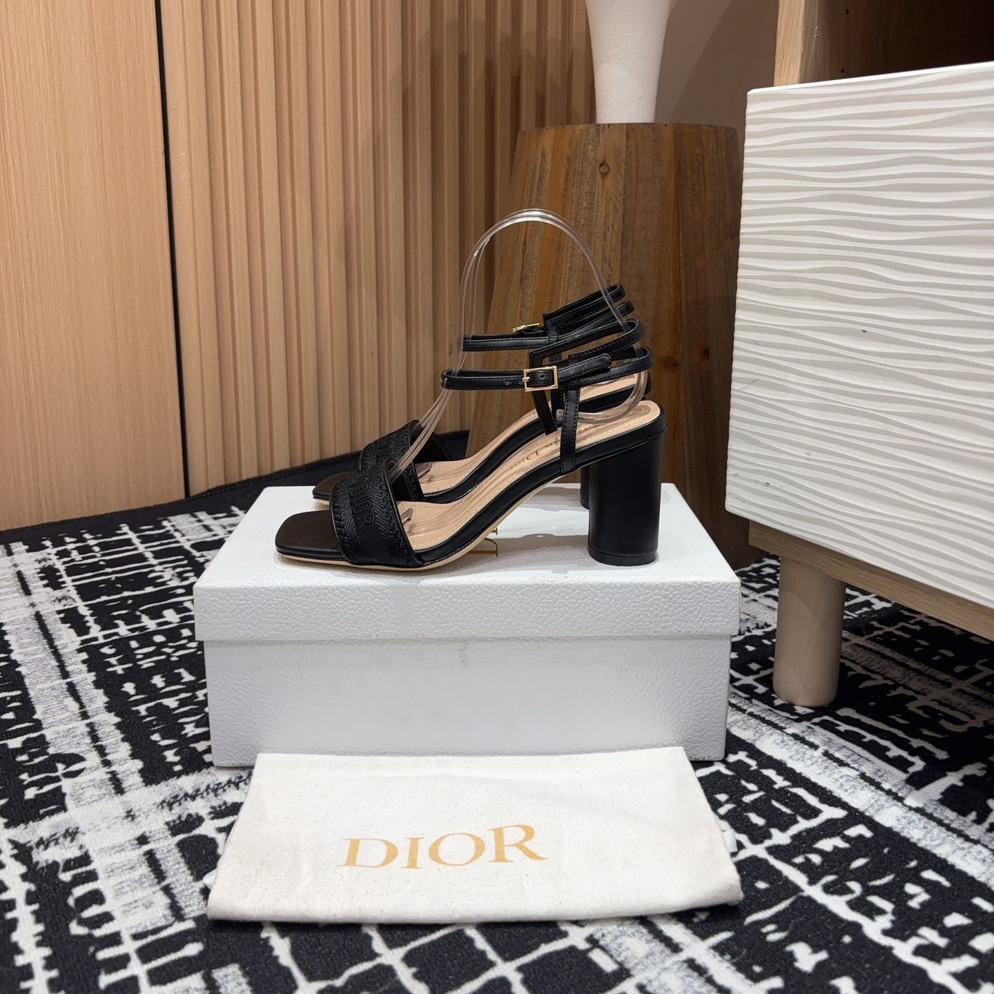 高仿Dior*Dway系列KDQ896一字高跟刺繡涼鞋黑色免檢版