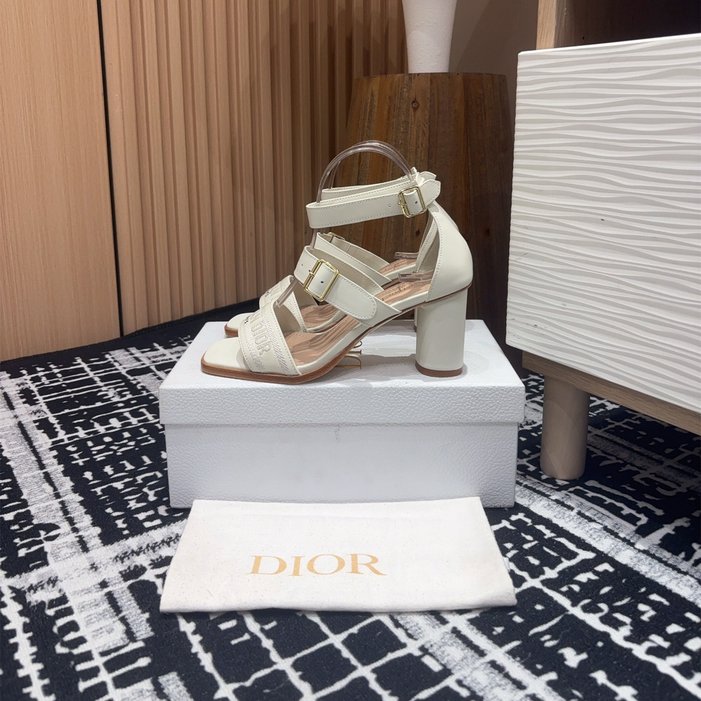 高仿Dior*Dway3系列KDO182高跟刺繡涼鞋白色免檢版