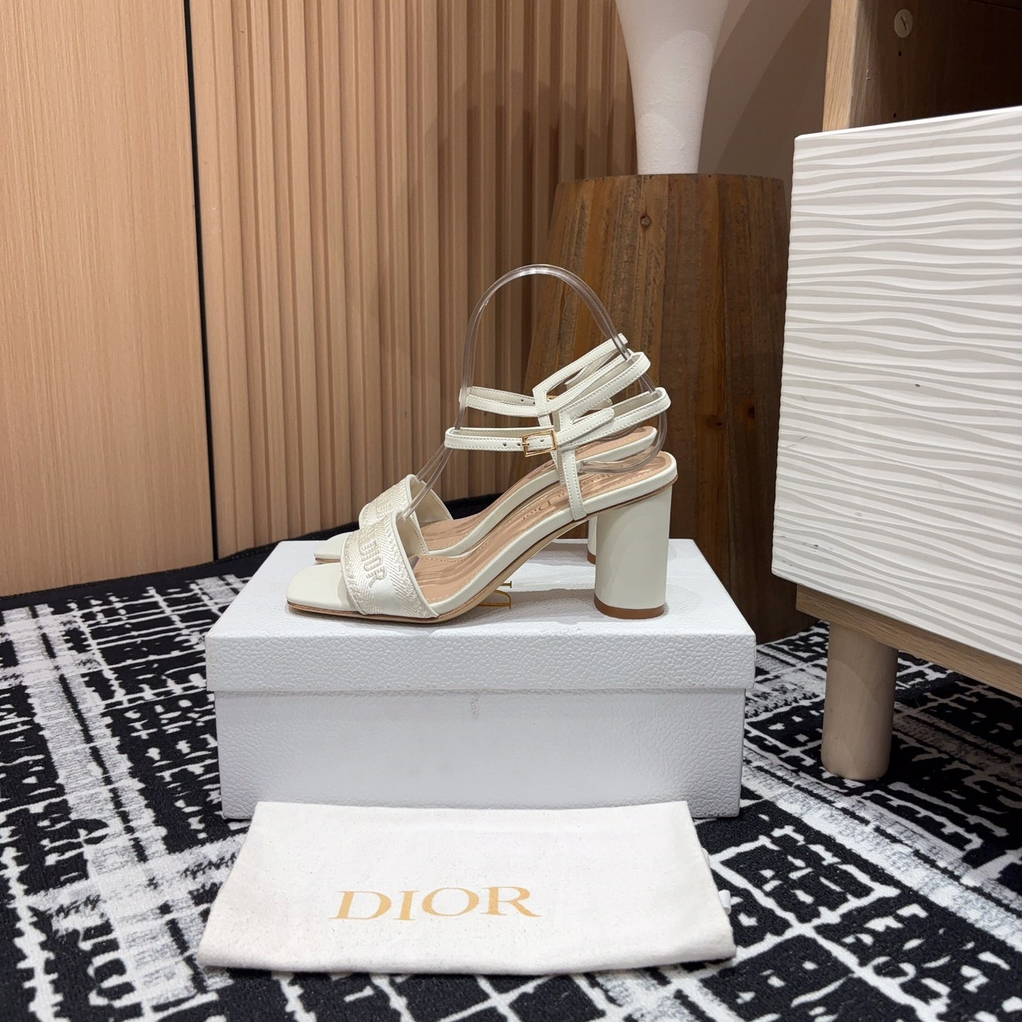 高仿Dior*Dway系列KCQ853一字高跟刺繡涼鞋金色免檢版