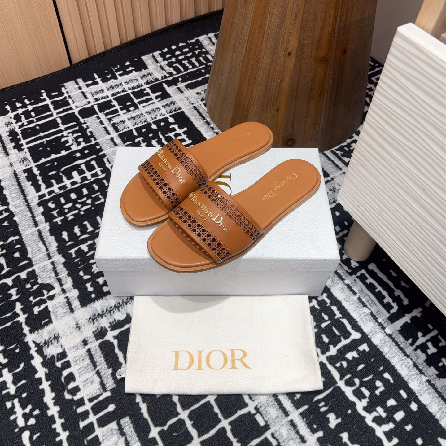高仿Dior*D-Lane系列KCO157圓頭套腳一字拖鞋棕色免檢版