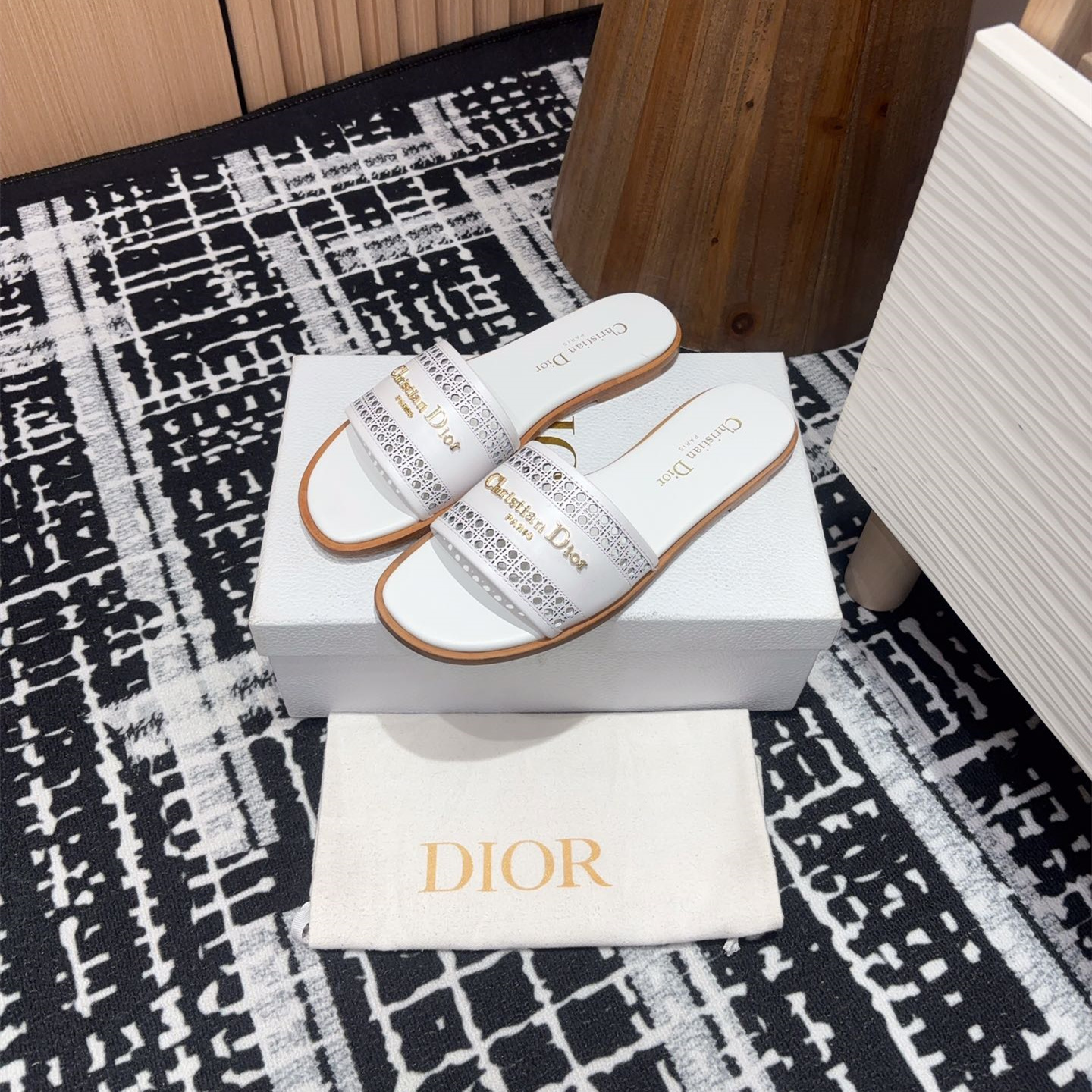 高仿Dior*D-Lane系列KCO154圓頭套腳一字拖鞋米色免檢版