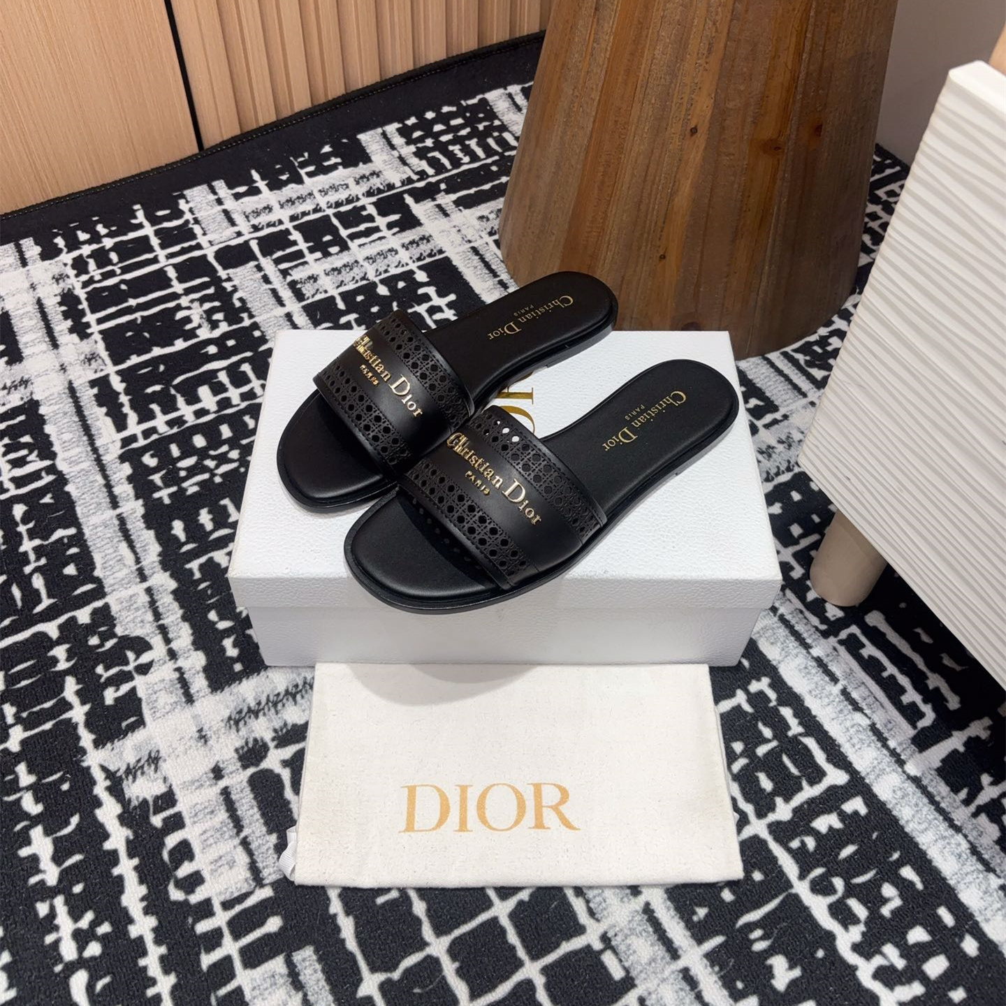 高仿Dior*D-Lane系列KCO155圓頭套腳一字拖鞋黑色免檢版