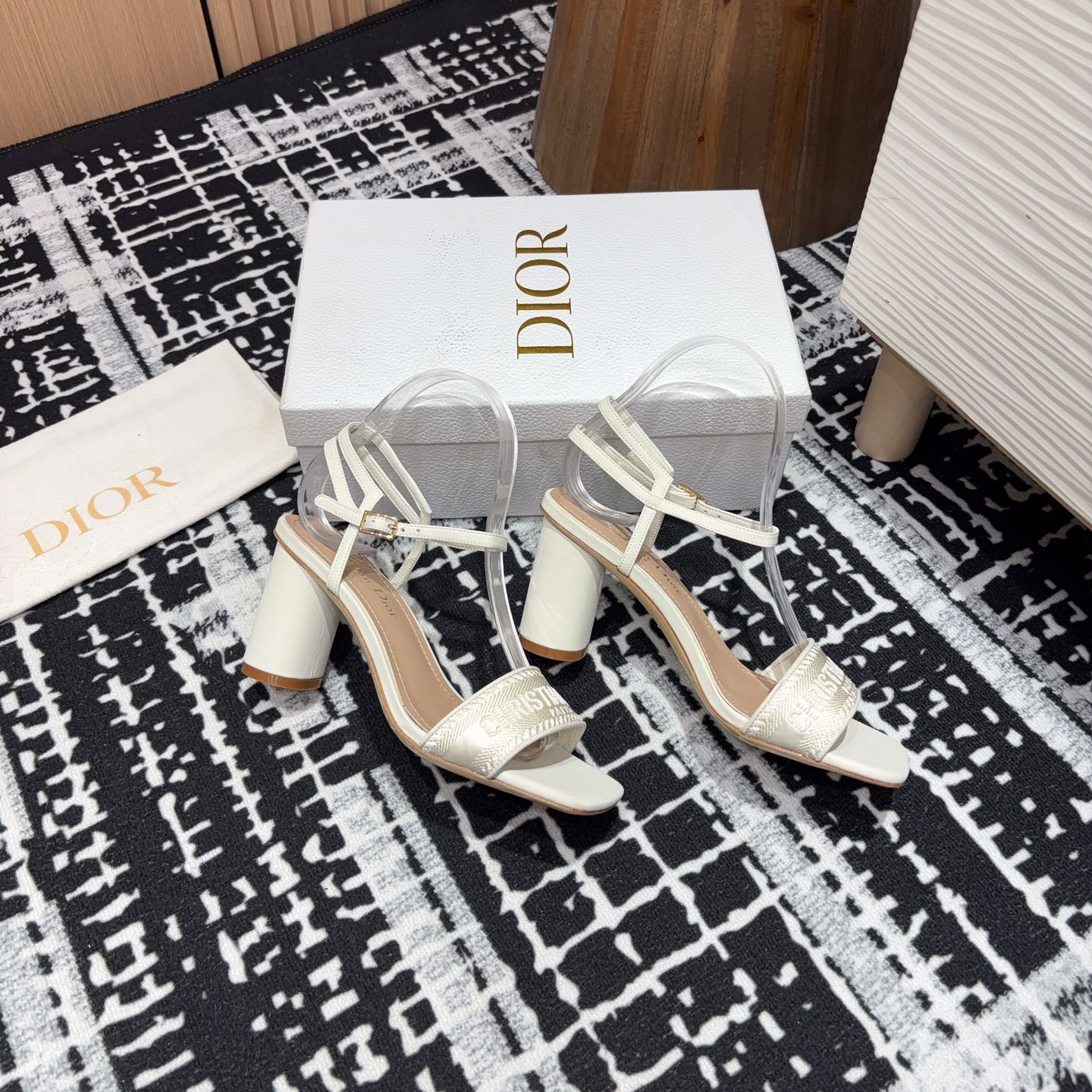 高仿Dior*Dway系列KCQ853一字高跟刺繡涼鞋金色免檢版
