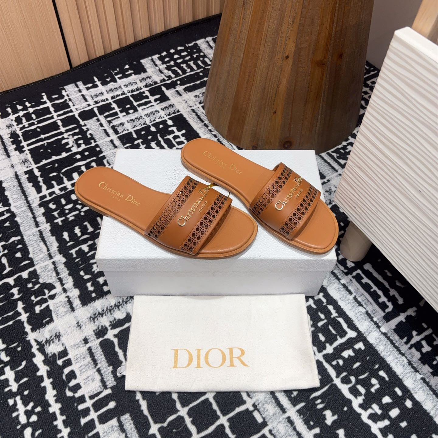 高仿Dior*D-Lane系列KCO157圓頭套腳一字拖鞋棕色免檢版