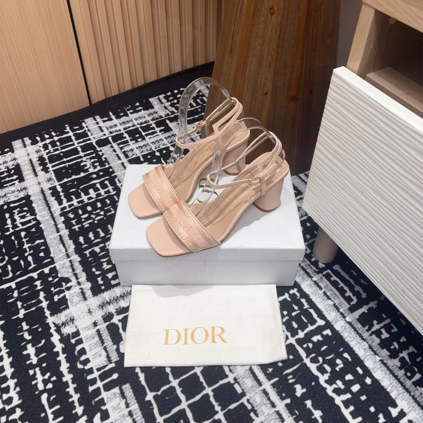 高仿Dior*Dway系列KDQ895一字高跟刺繡涼鞋裸色免檢版