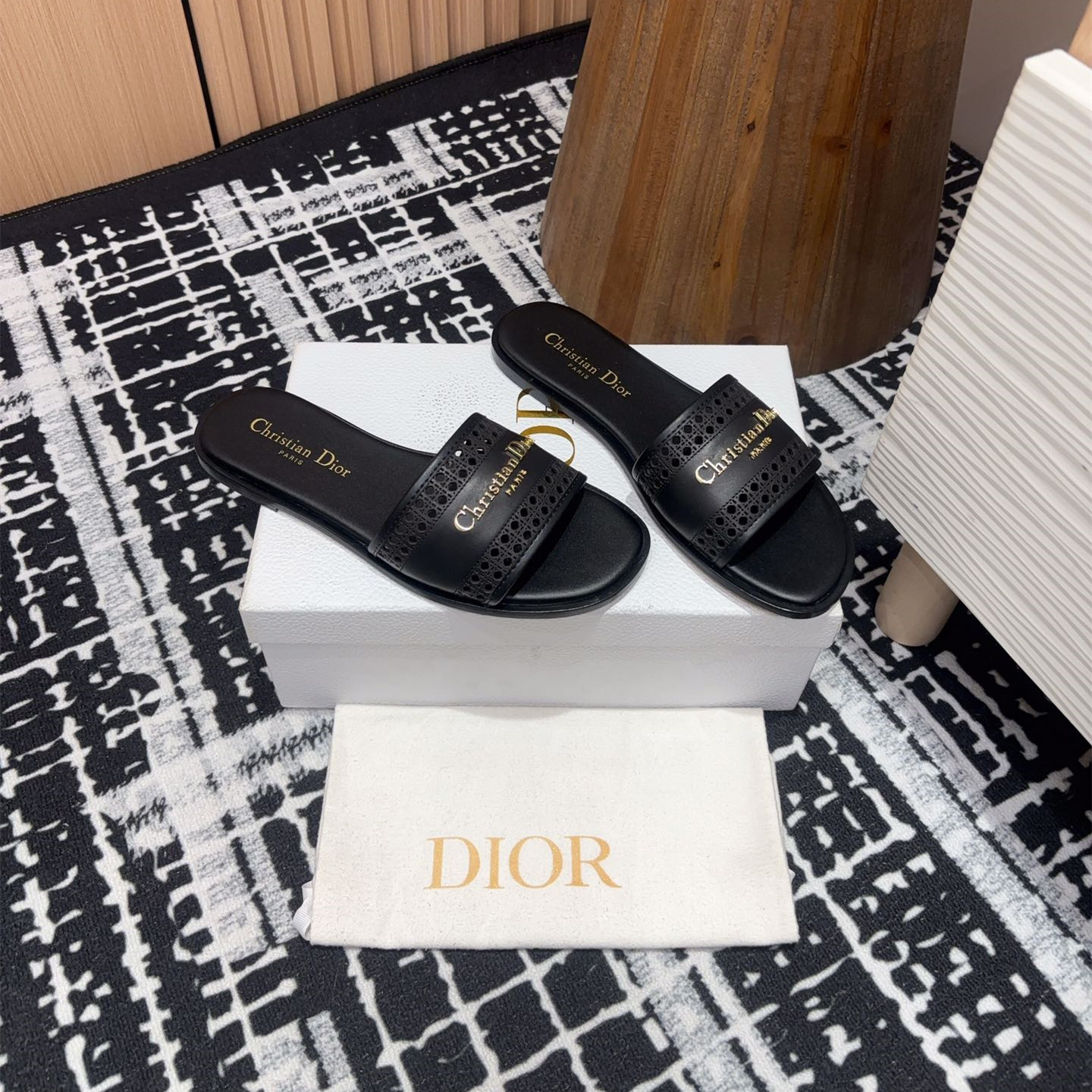 高仿Dior*D-Lane系列KCO155圓頭套腳一字拖鞋黑色免檢版