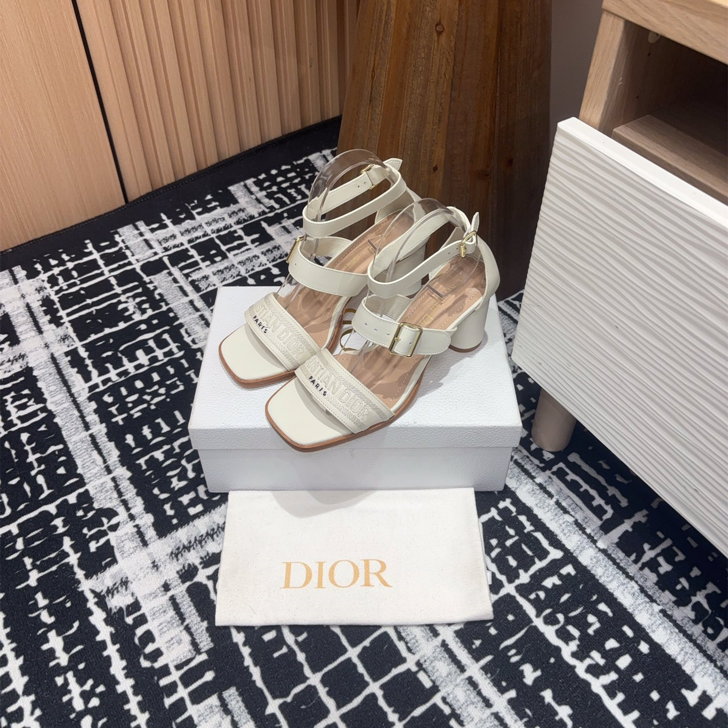 高仿Dior*Dway3系列KDO182高跟刺繡涼鞋白色免檢版