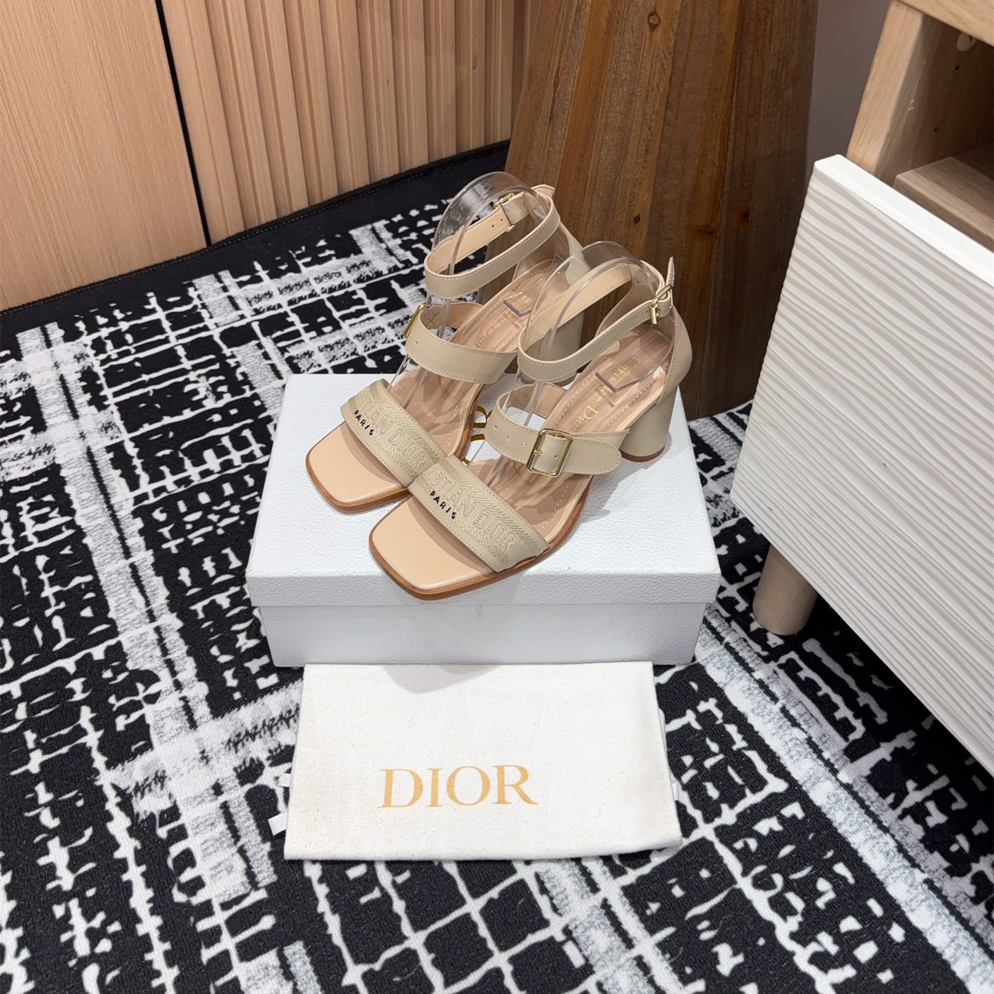 高仿Dior*Dway3系列KDO183高跟刺繡涼鞋膚色免檢版