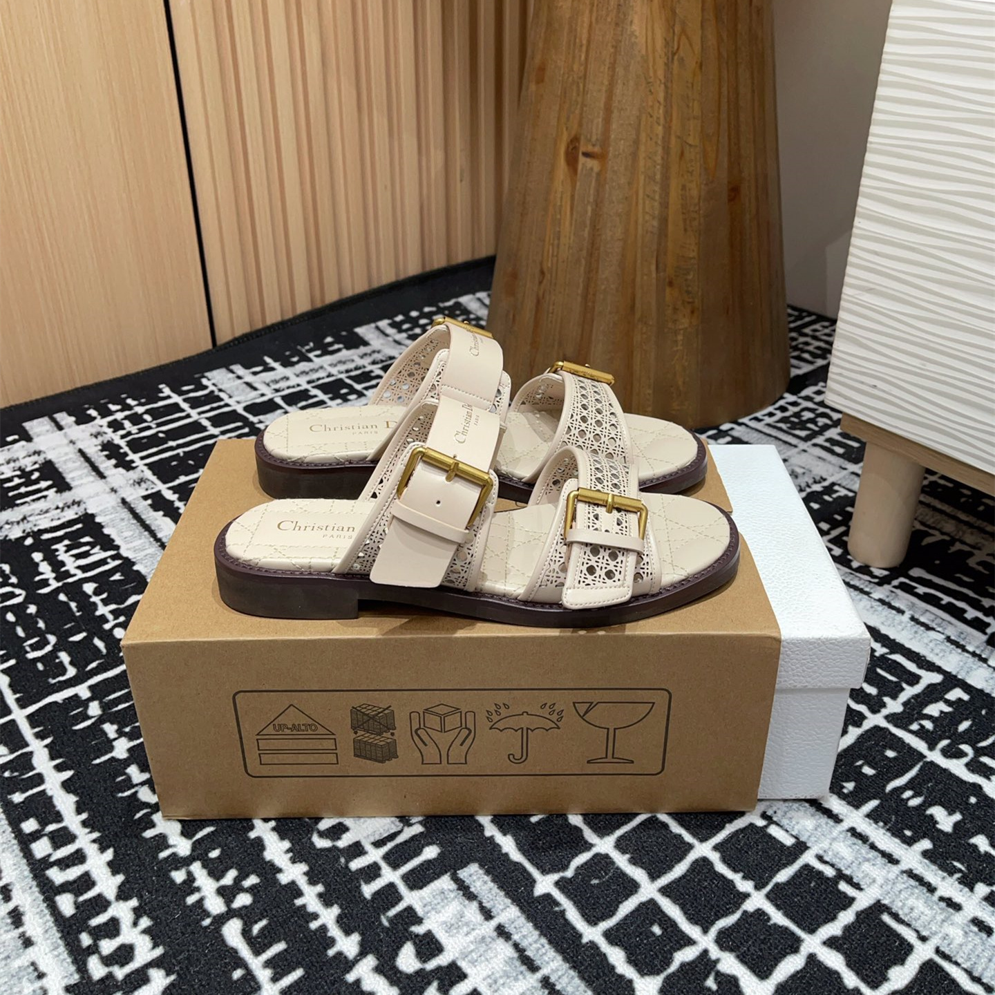 高仿Dior*D-Avenue系列KCO198圓頭塔扣一字拖鞋米色免檢版