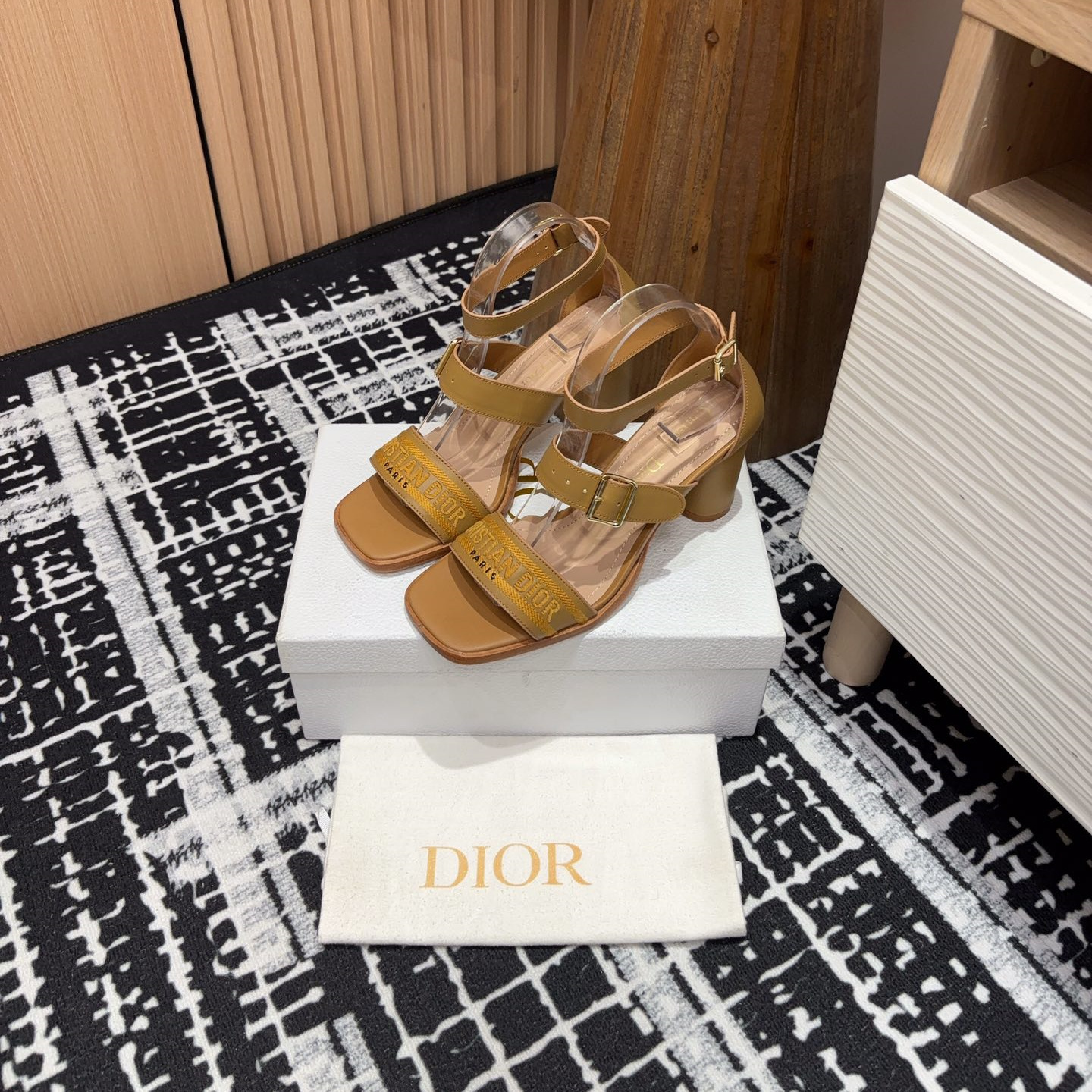 高仿Dior*Dway3系列KDO184高跟刺繡涼鞋棕色免檢版