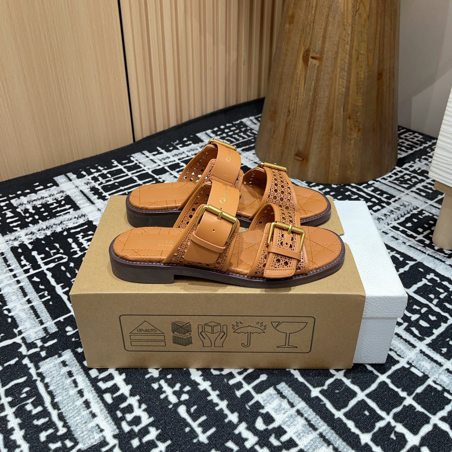 高仿Dior*D-Avenue系列KCO197圓頭塔扣一字拖鞋棕色免檢版