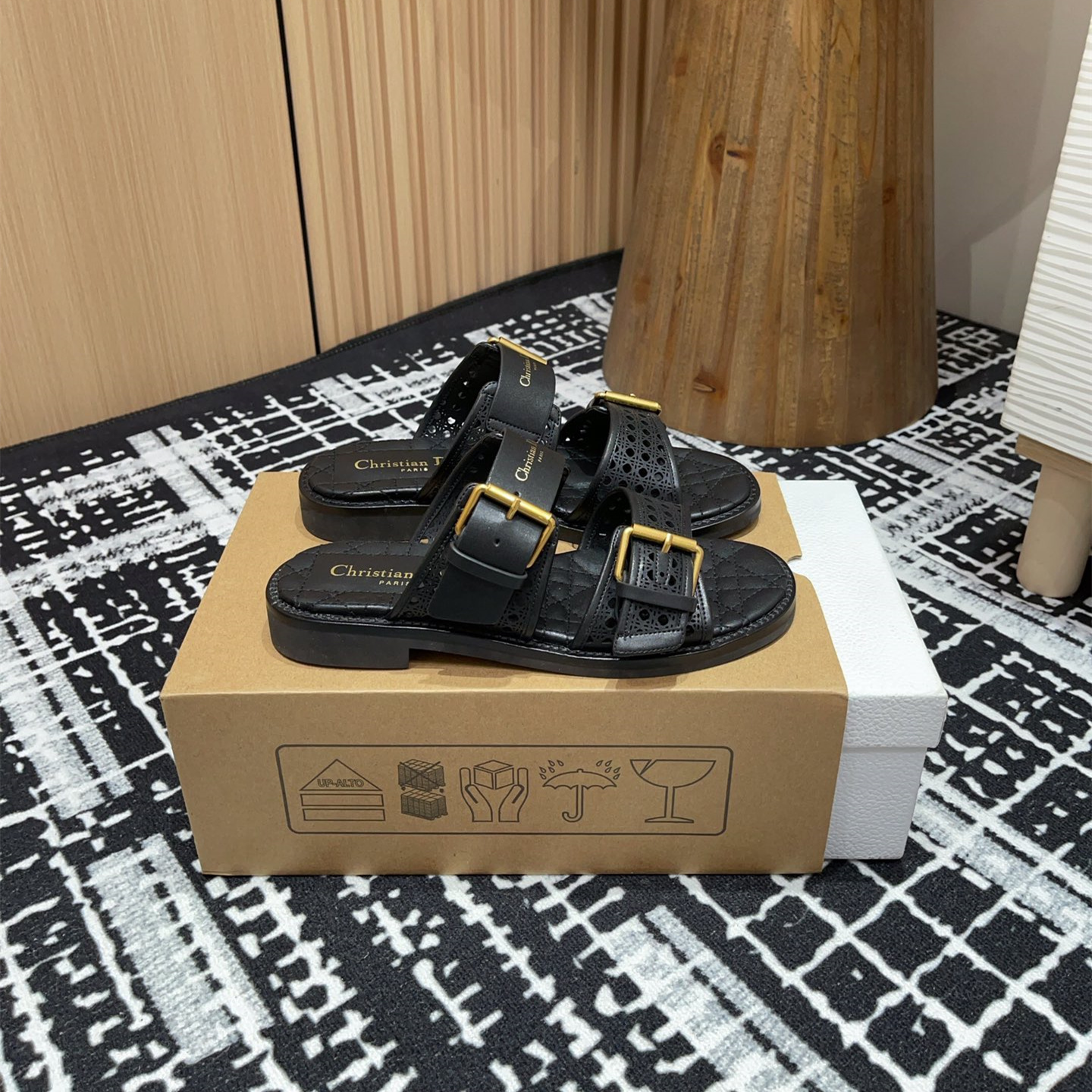 高仿Dior*D-Avenue系列KCO195圓頭塔扣一字拖鞋黑色免檢版