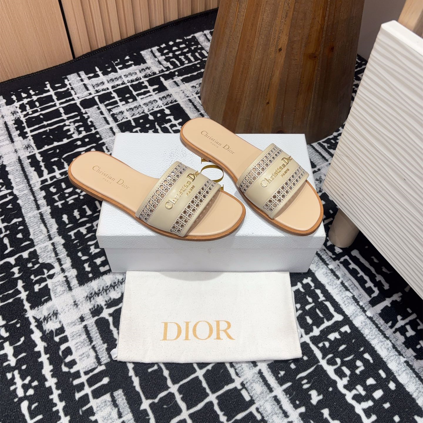 高仿Dior*D-Lane系列KCO156圓頭套腳一字拖鞋米色免檢版