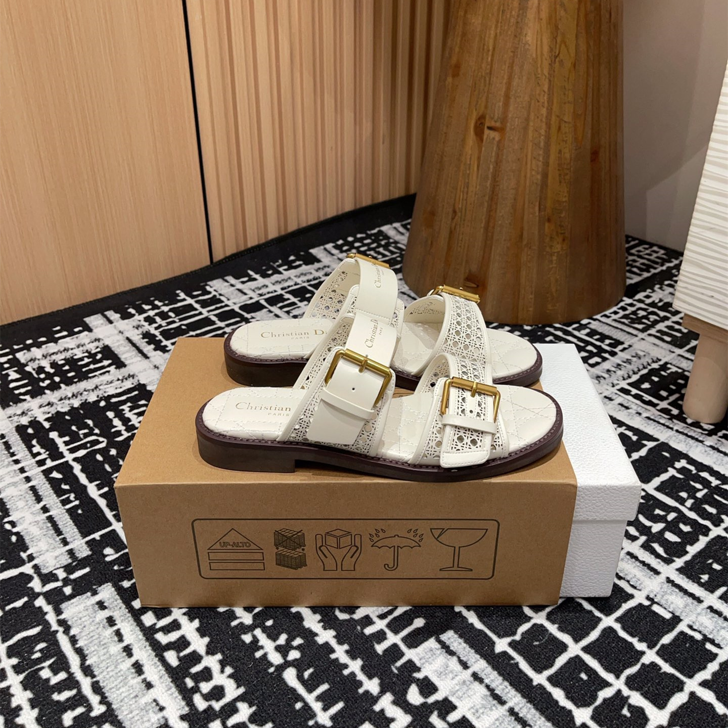 高仿Dior*D-Avenue系列KCO196圓頭塔扣一字拖鞋白色免檢版