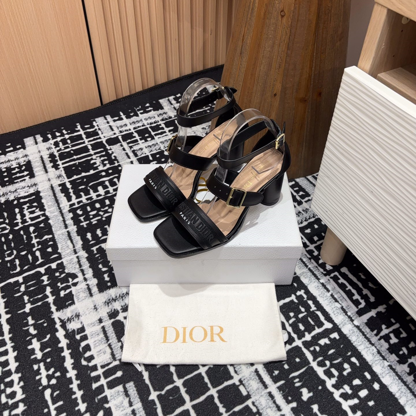 高仿Dior*Dway3系列KDO191高跟刺繡涼鞋黑色免檢版