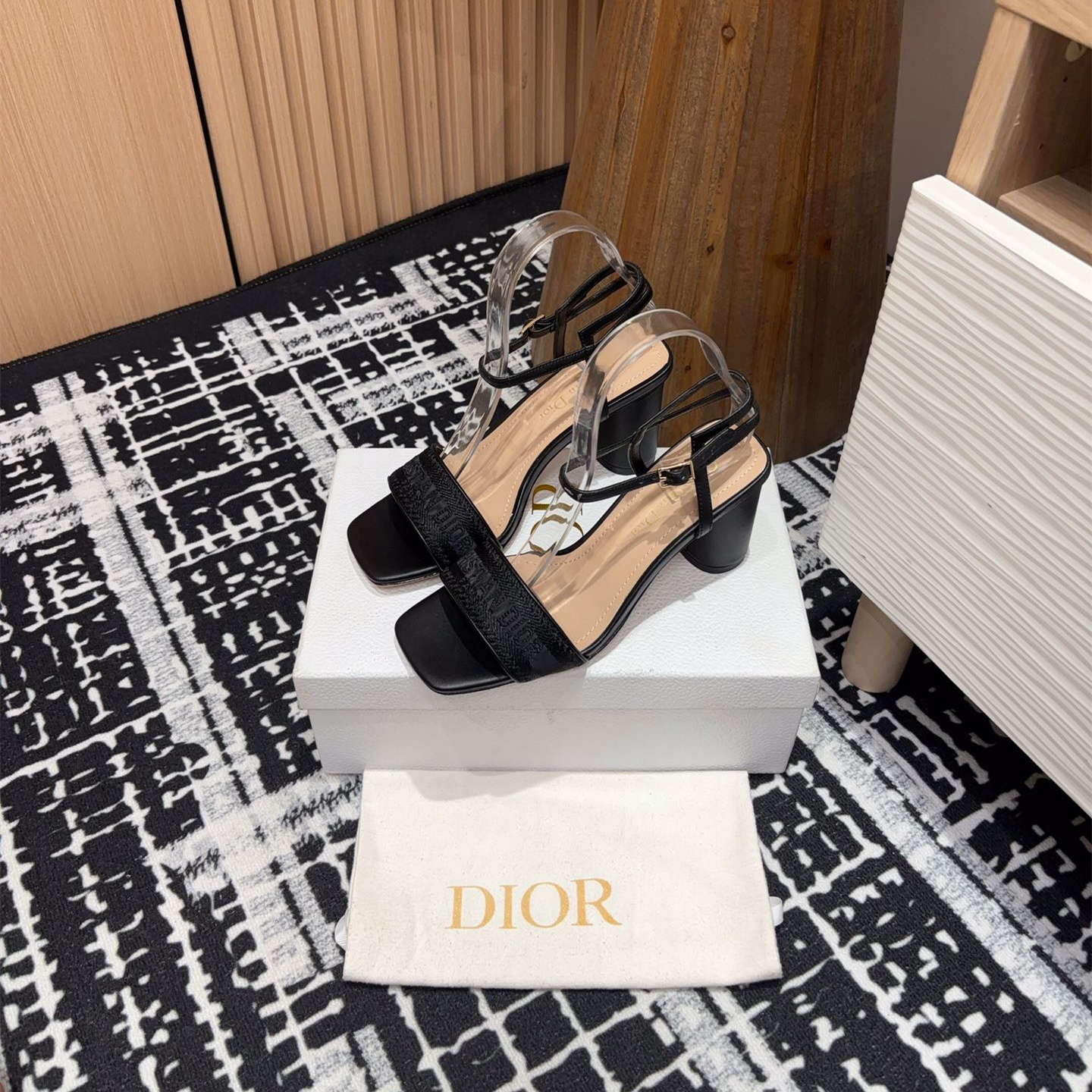 高仿Dior*Dway系列KDQ896一字高跟刺繡涼鞋黑色免檢版