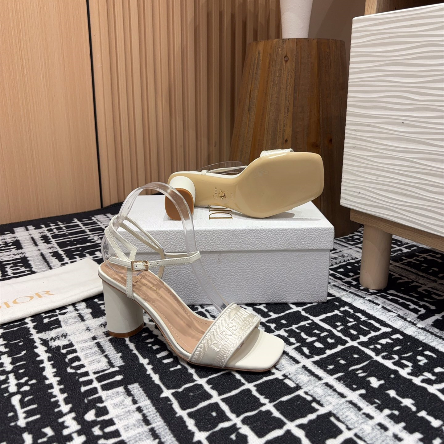 高仿Dior*Dway系列KCQ853一字高跟刺繡涼鞋金色免檢版