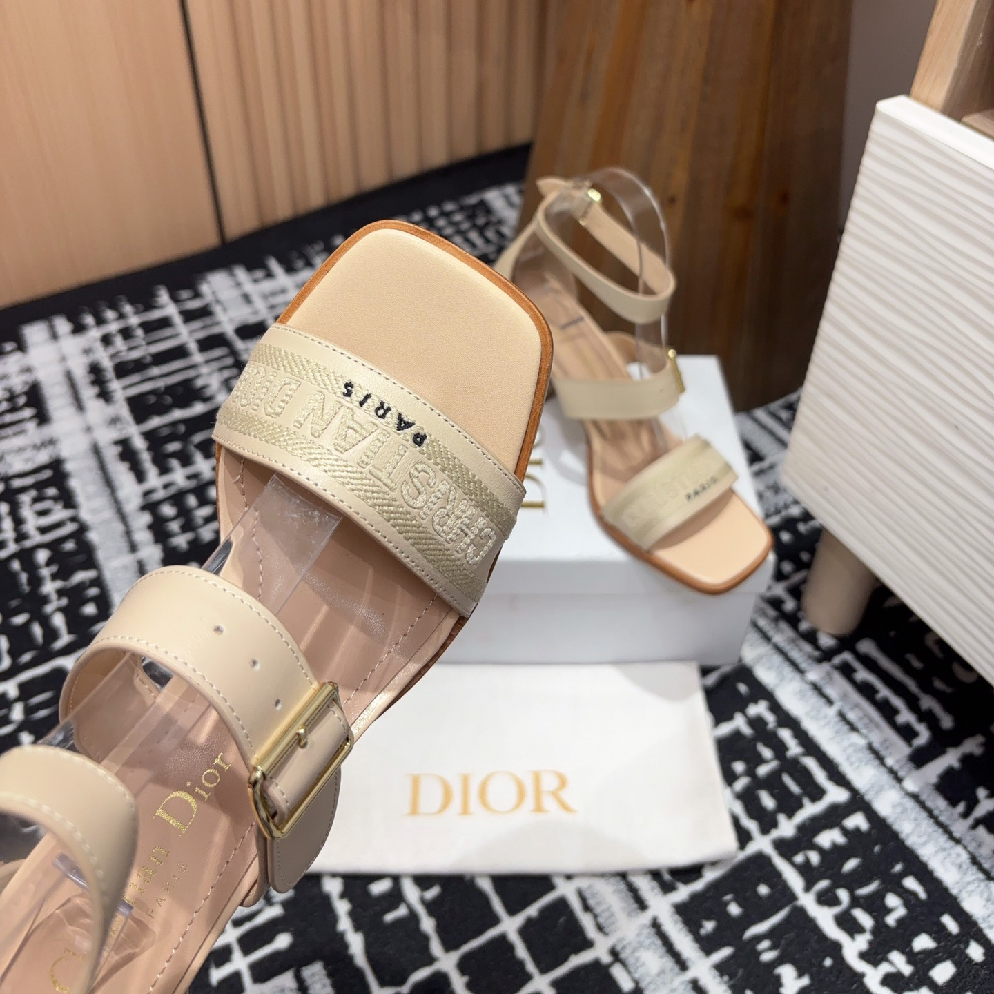 高仿Dior*Dway3系列KDO183高跟刺繡涼鞋膚色免檢版