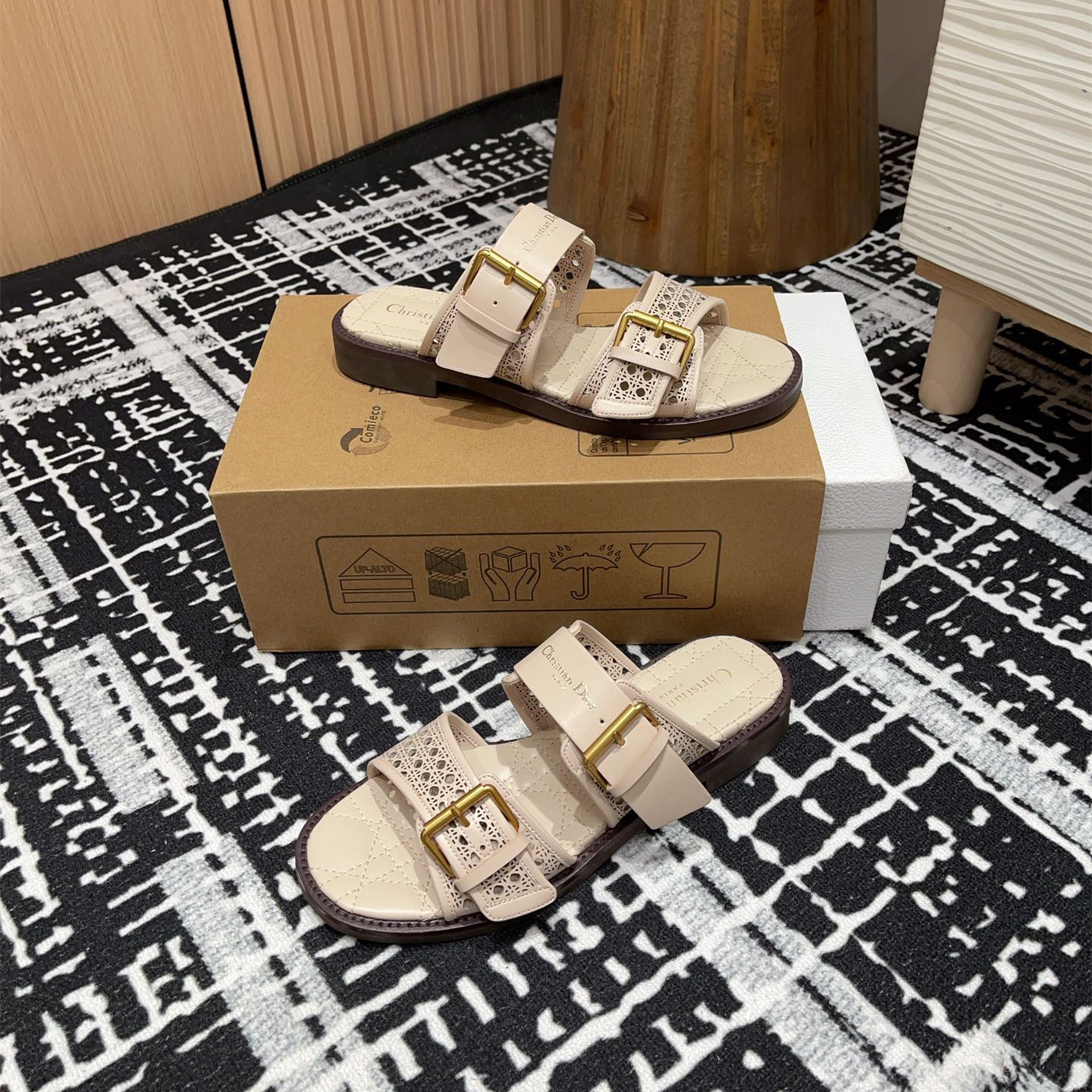高仿Dior*D-Avenue系列KCO198圓頭塔扣一字拖鞋米色免檢版