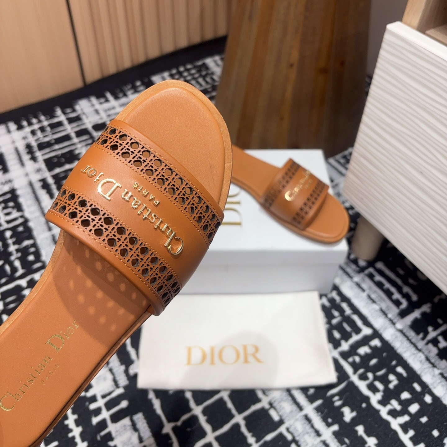 高仿Dior*D-Lane系列KCO157圓頭套腳一字拖鞋棕色免檢版