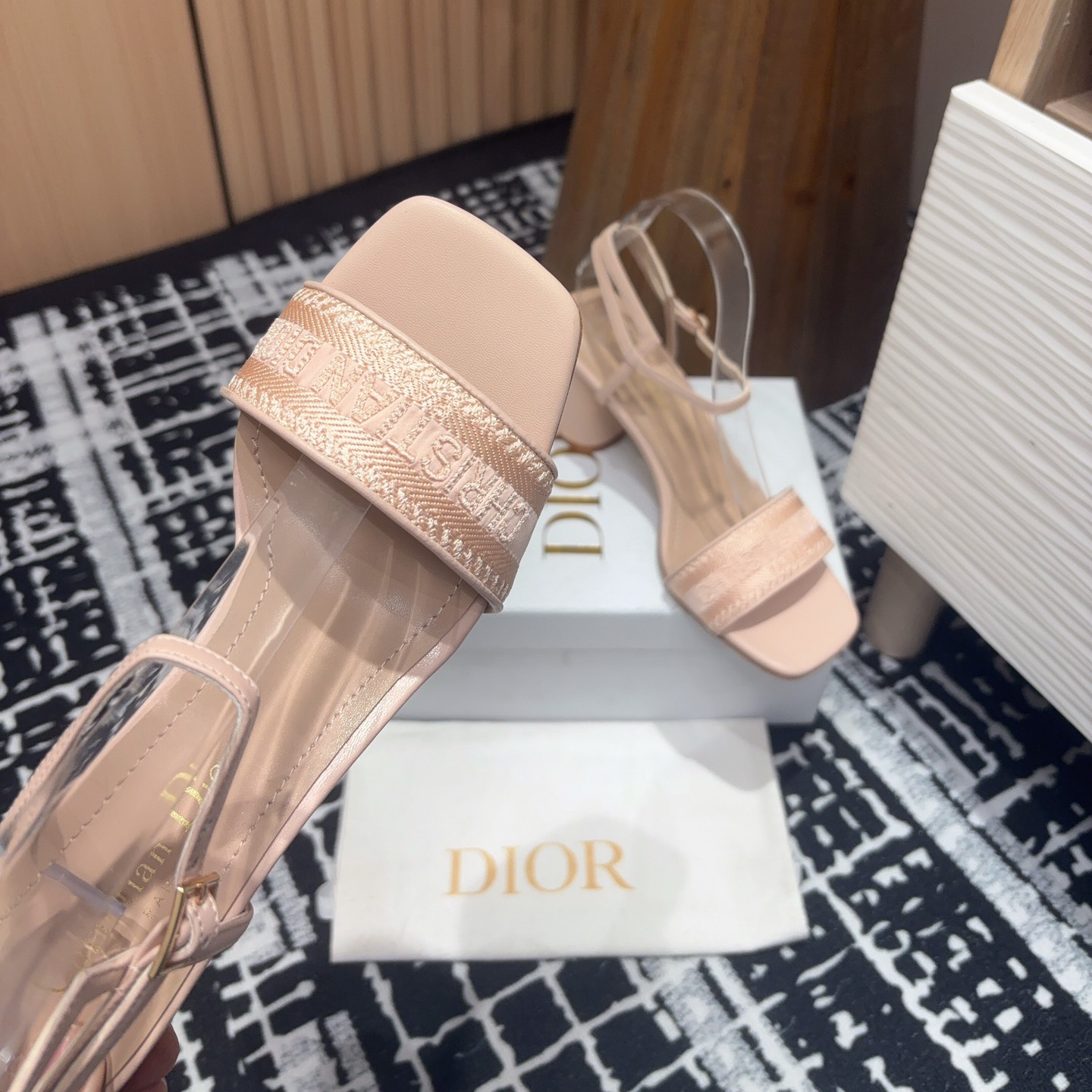高仿Dior*Dway系列KDQ895一字高跟刺繡涼鞋裸色免檢版