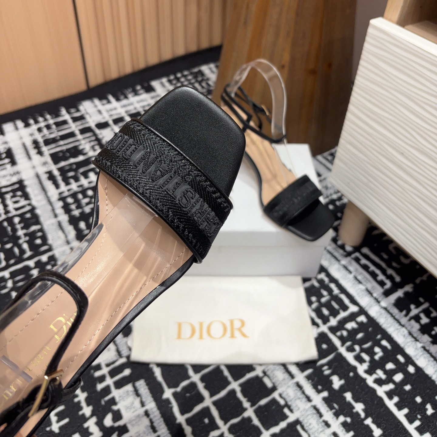 高仿Dior*Dway系列KDQ896一字高跟刺繡涼鞋黑色免檢版