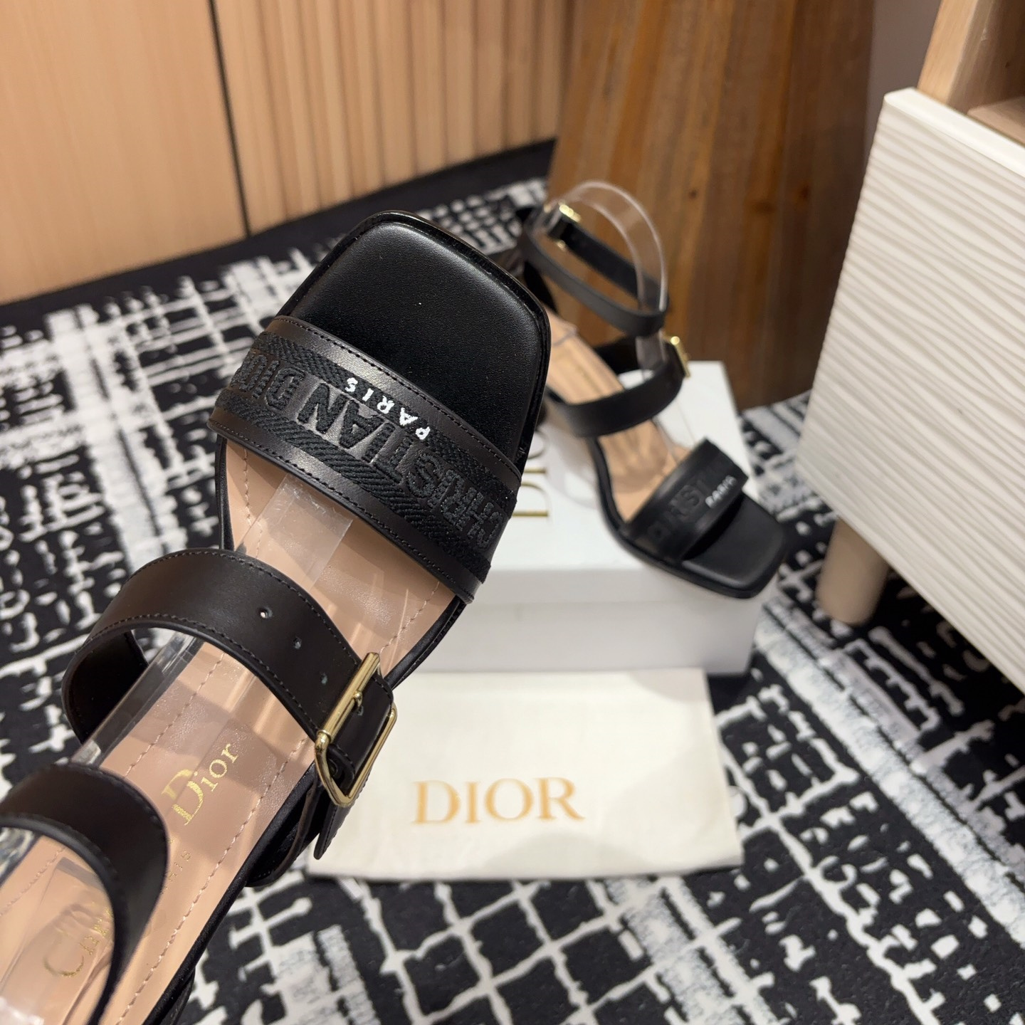 高仿Dior*Dway3系列KDO191高跟刺繡涼鞋黑色免檢版