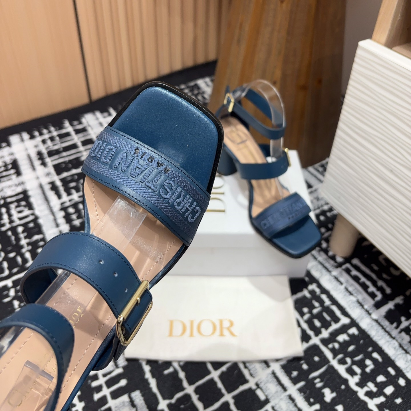 高仿Dior*Dway3系列KDO185高跟刺繡涼鞋藍色免檢版