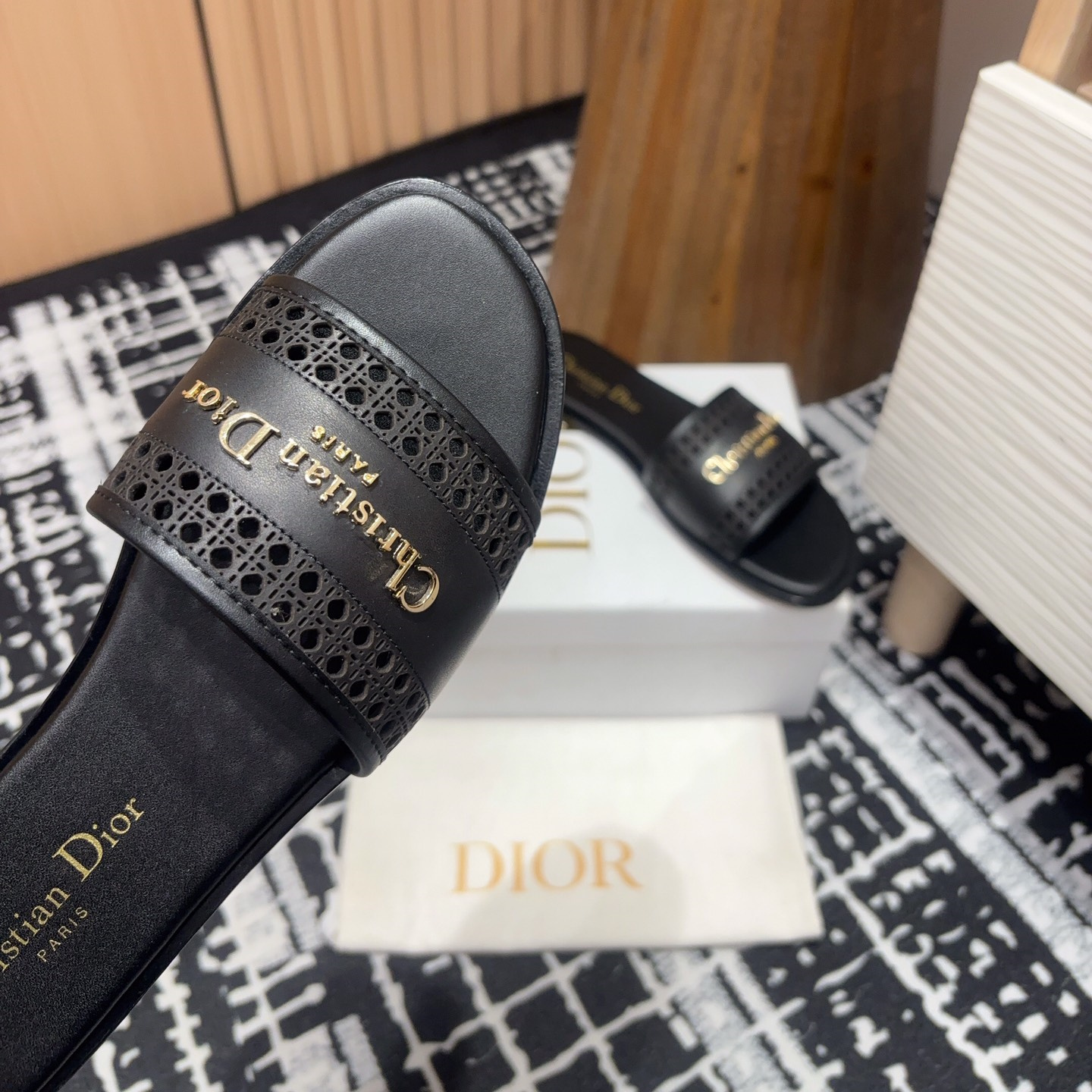 高仿Dior*D-Lane系列KCO155圓頭套腳一字拖鞋黑色免檢版