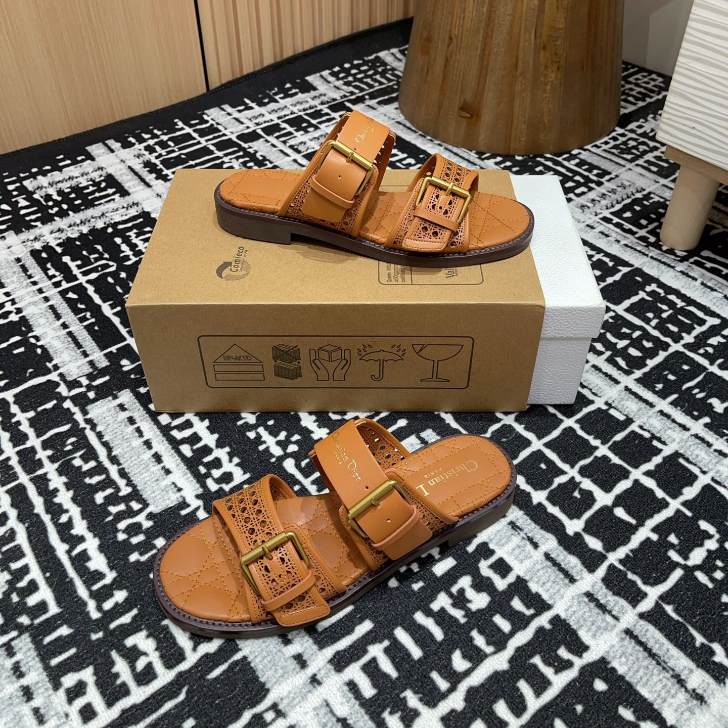 高仿Dior*D-Avenue系列KCO197圓頭塔扣一字拖鞋棕色免檢版