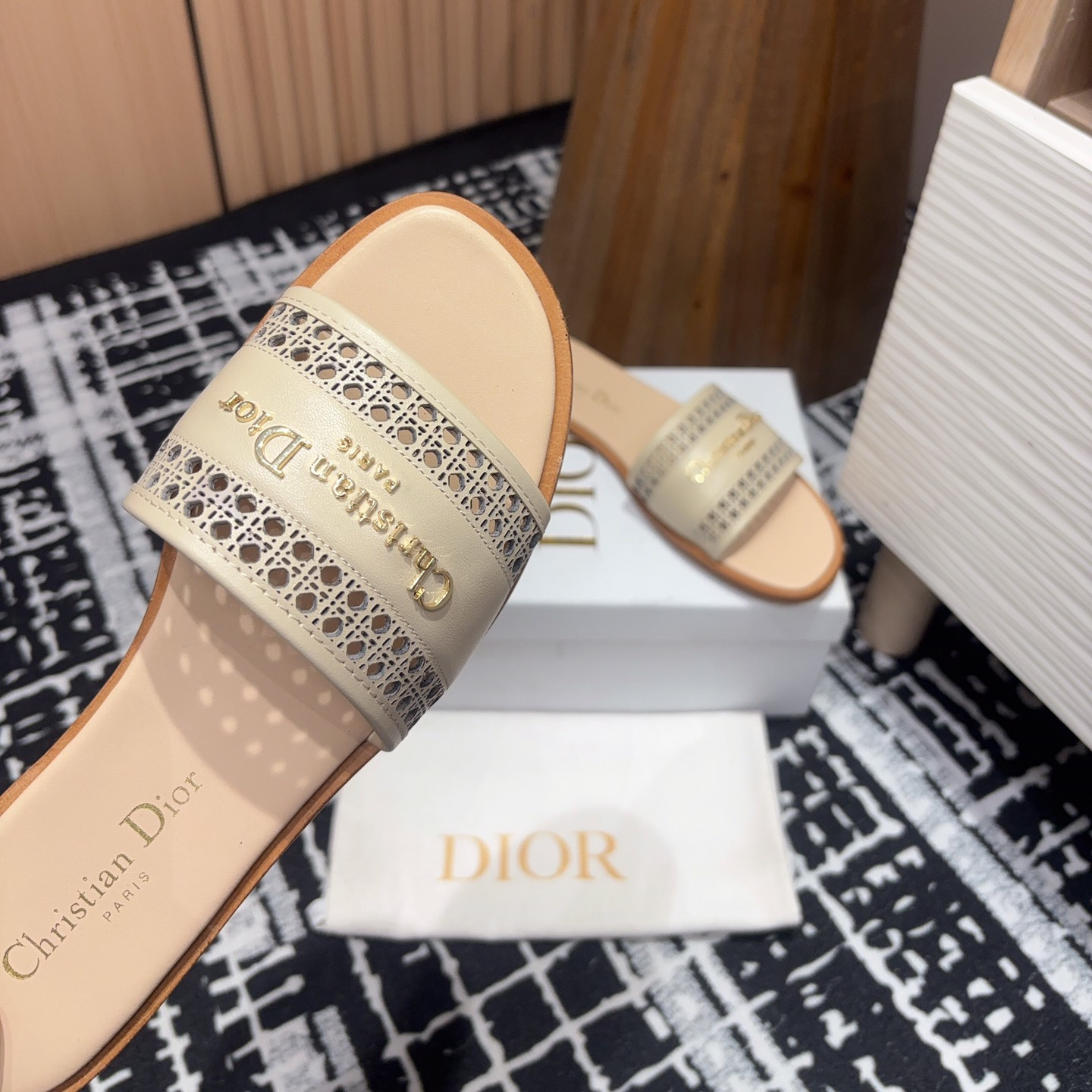 高仿Dior*D-Lane系列KCO156圓頭套腳一字拖鞋米色免檢版