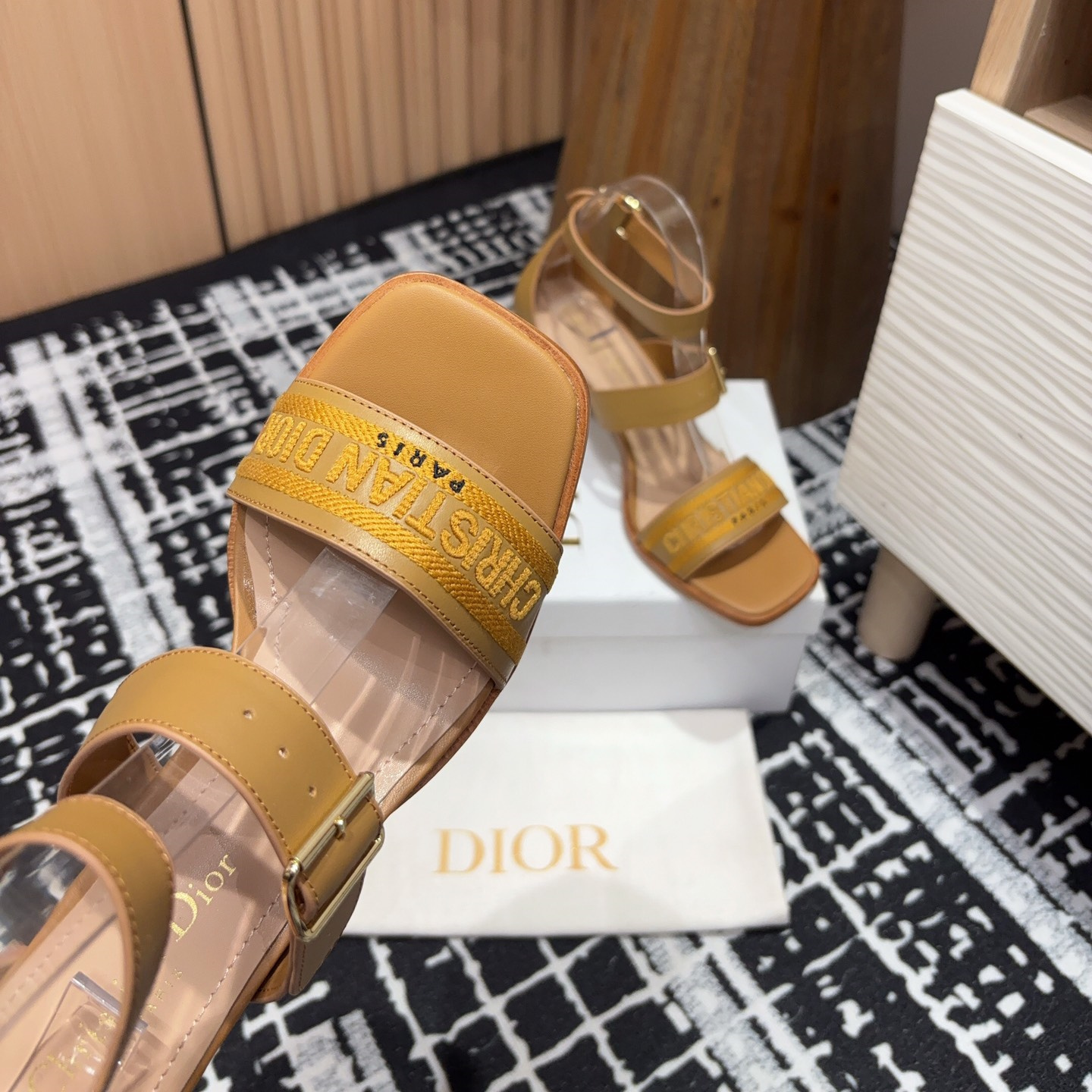 高仿Dior*Dway3系列KDO184高跟刺繡涼鞋棕色免檢版