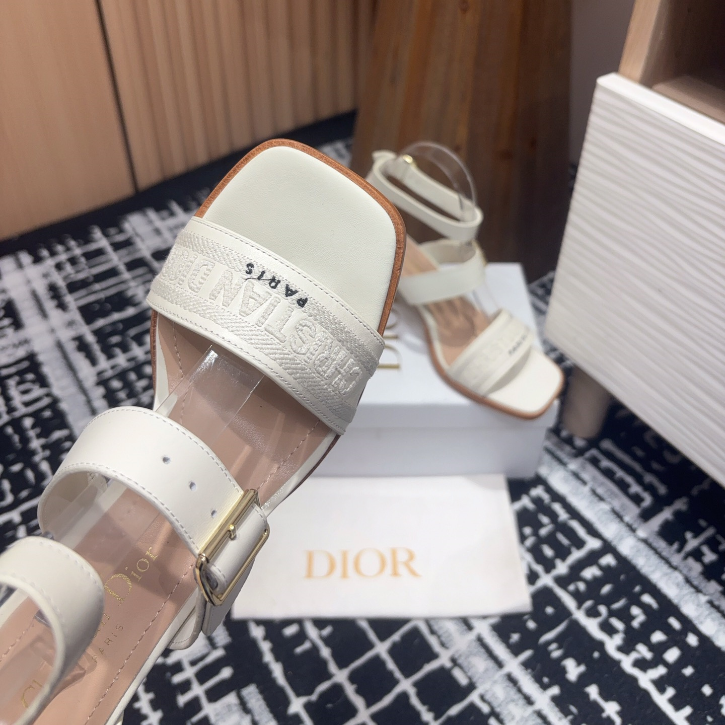 高仿Dior*Dway3系列KDO182高跟刺繡涼鞋白色免檢版