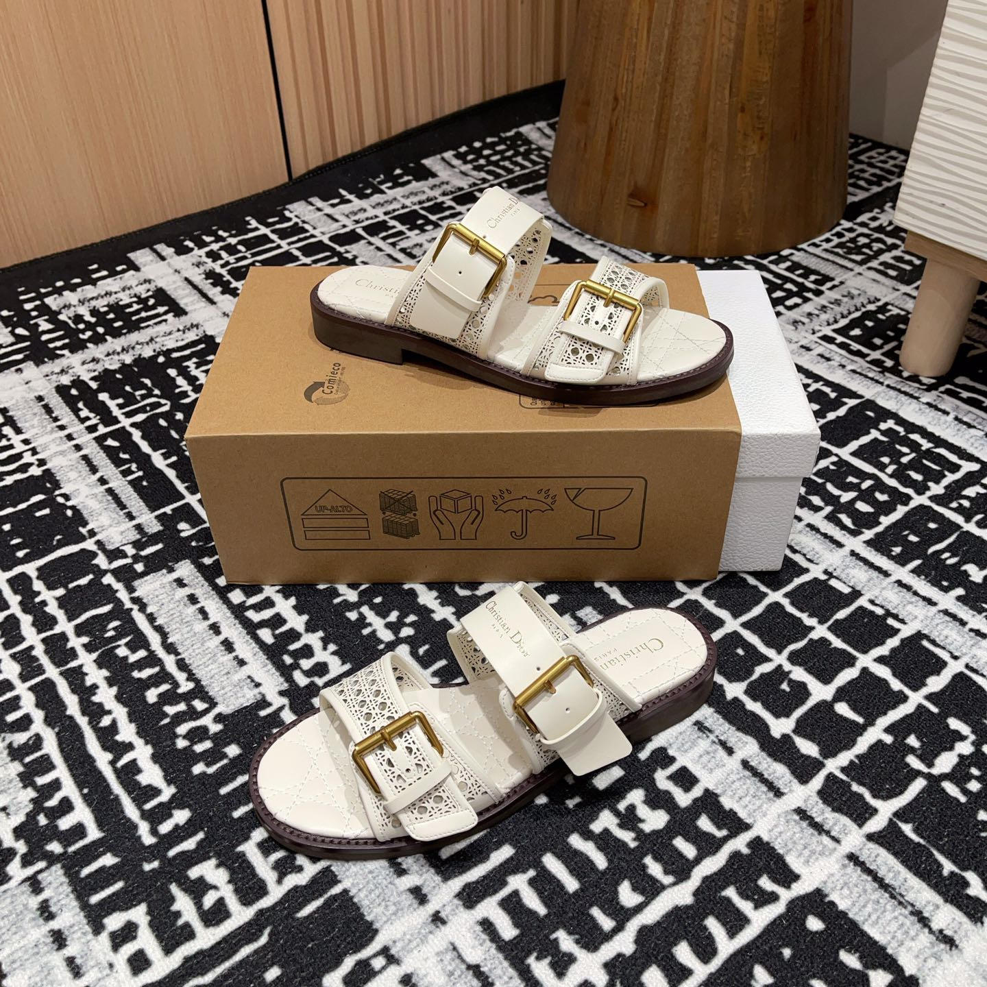 高仿Dior*D-Avenue系列KCO196圓頭塔扣一字拖鞋白色免檢版