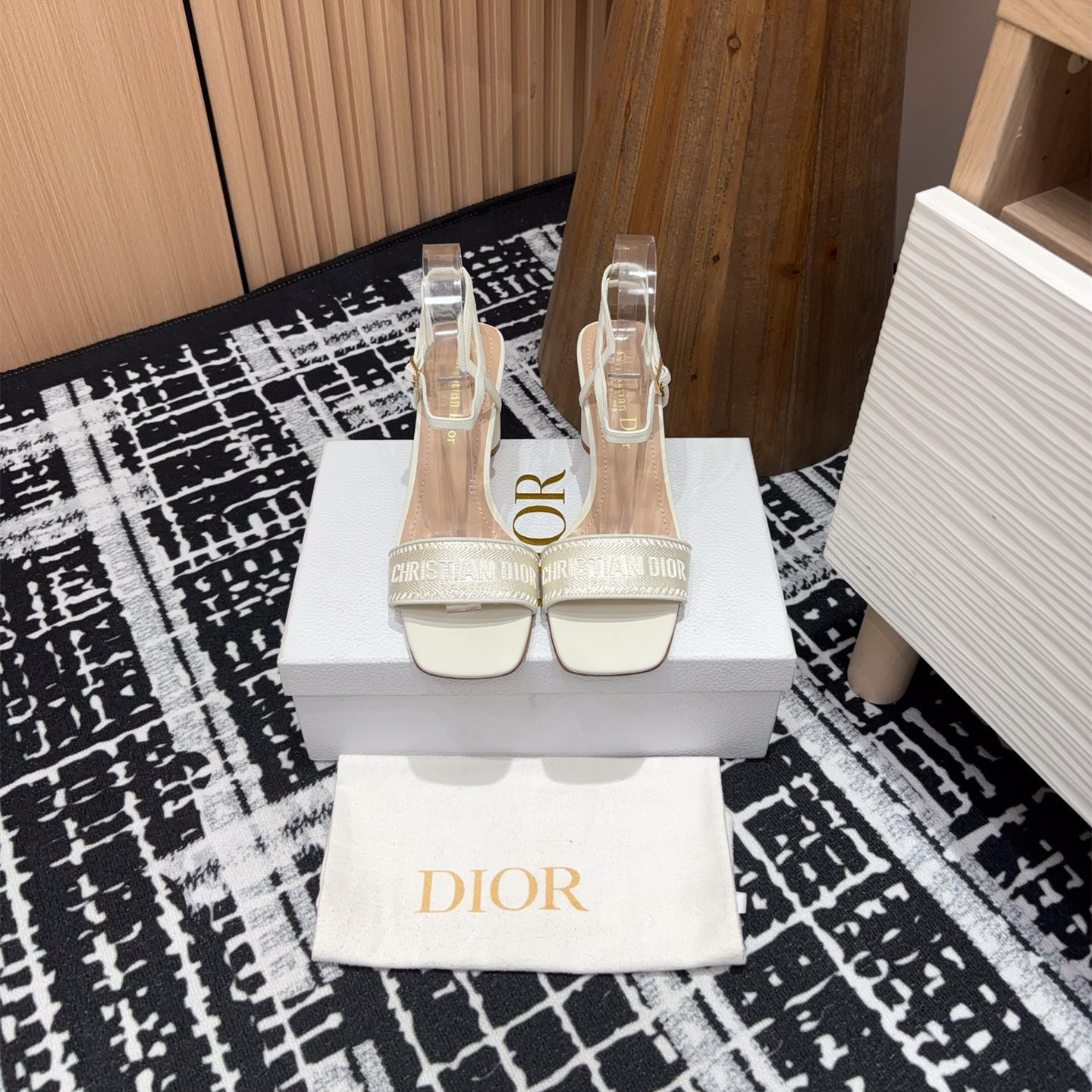 高仿Dior*Dway系列KCQ853一字高跟刺繡涼鞋金色免檢版