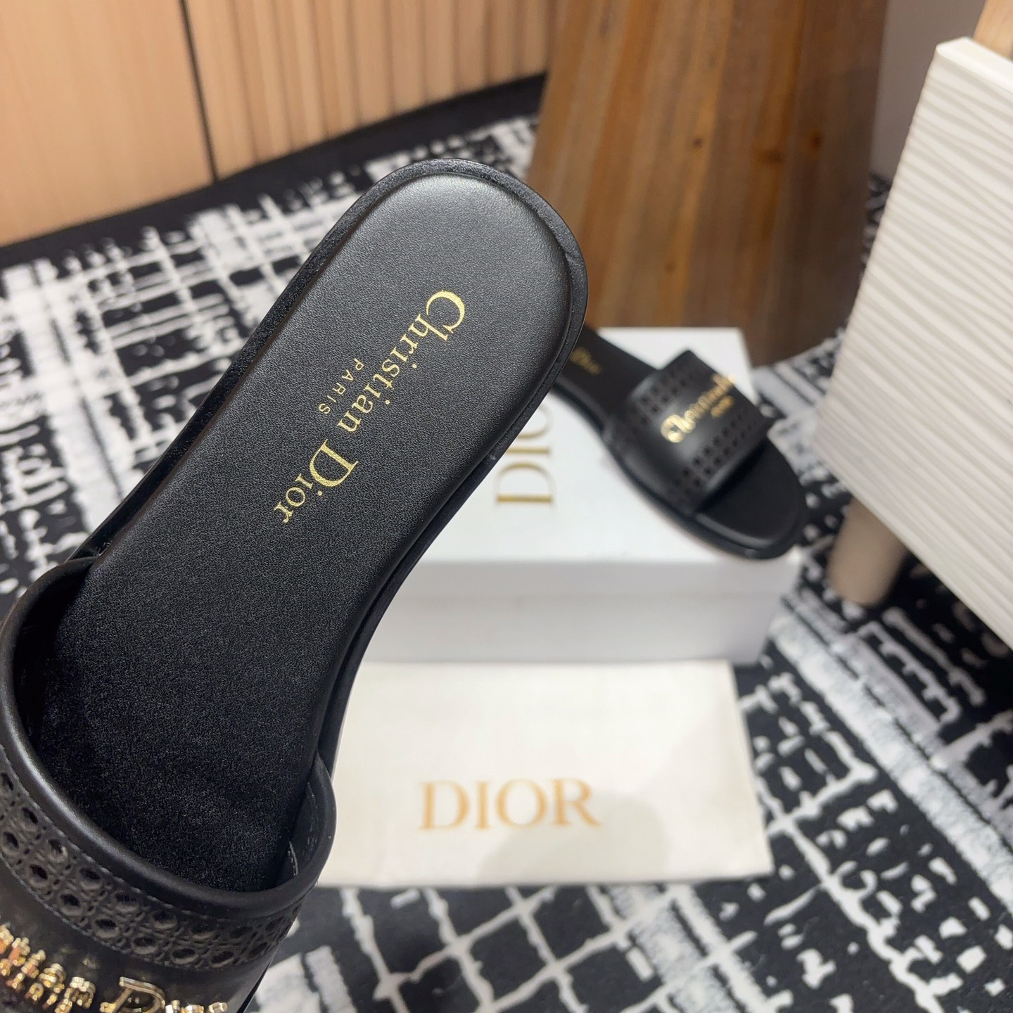 高仿Dior*D-Lane系列KCO155圓頭套腳一字拖鞋黑色免檢版
