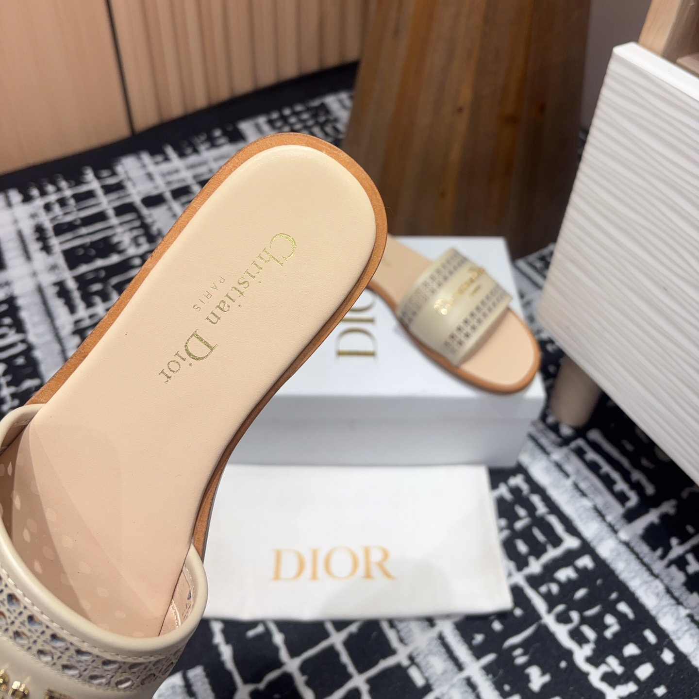高仿Dior*D-Lane系列KCO156圓頭套腳一字拖鞋米色免檢版